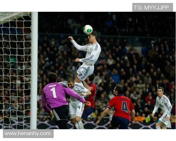 足球明星儿子展现天赋头球技巧精彩瞬间图片分享